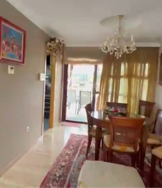 Cortina de tela marrón y dorada