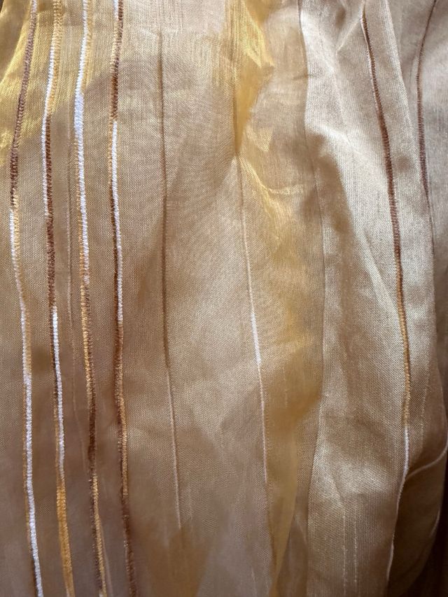 Cortina de tela marrón y dorada