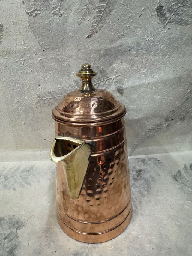 Jarra cobre martillado con tapa y pico