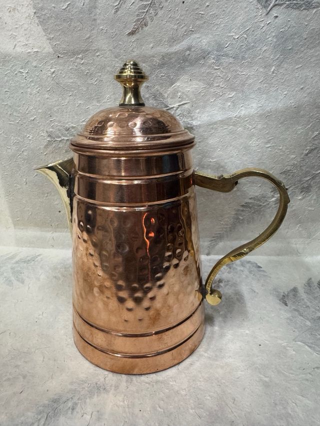 Jarra cobre martillado con tapa y pico