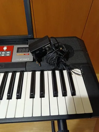 Teclado Yamaha con soporte y funda