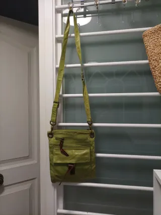 Bolso de piel verde pistacho.