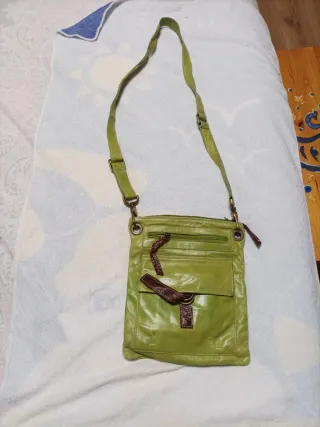 Bolso de piel verde pistacho.