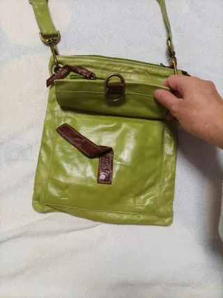 Bolso de piel verde pistacho.
