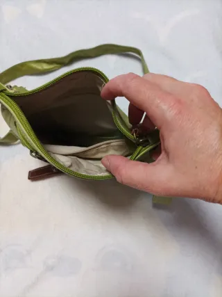 Bolso de piel verde pistacho.