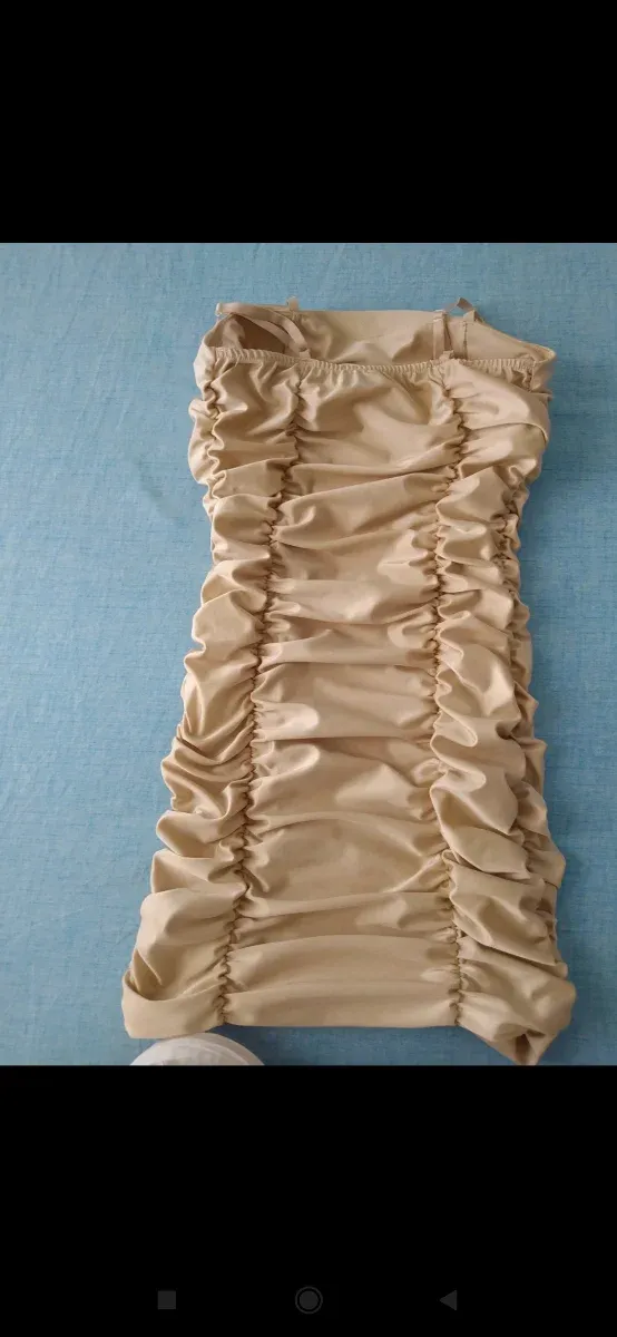 Tubino dorato con rouches