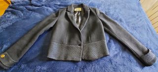 Torera negra con detalle brillante.