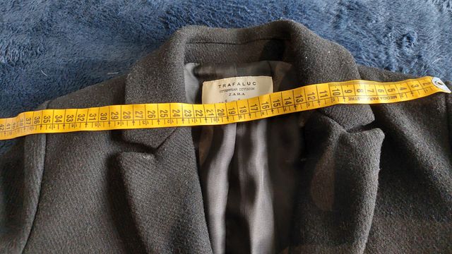 Torera negra con detalle brillante.