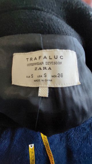 Torera negra con detalle brillante.