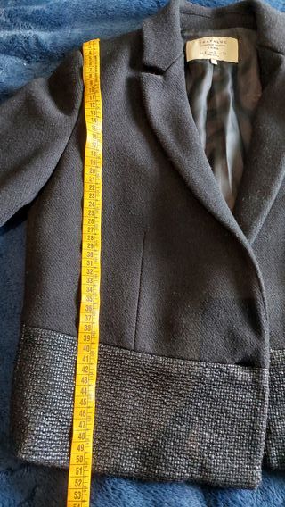 Torera negra con detalle brillante.