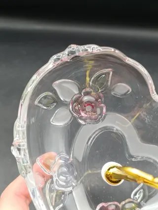 Bandeja Corazón de cristal con asa dorada