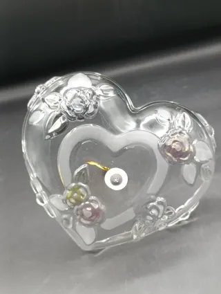 Bandeja Corazón de cristal con asa dorada