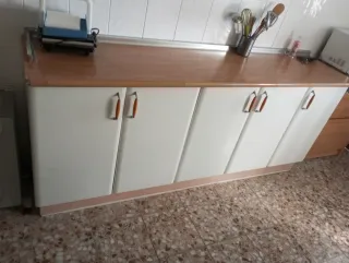 Mueble de cocina blanco con tiradores