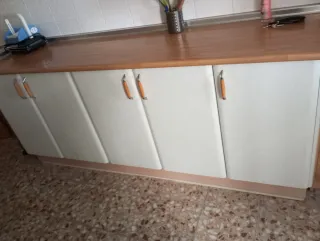 Mueble de cocina blanco con tiradores