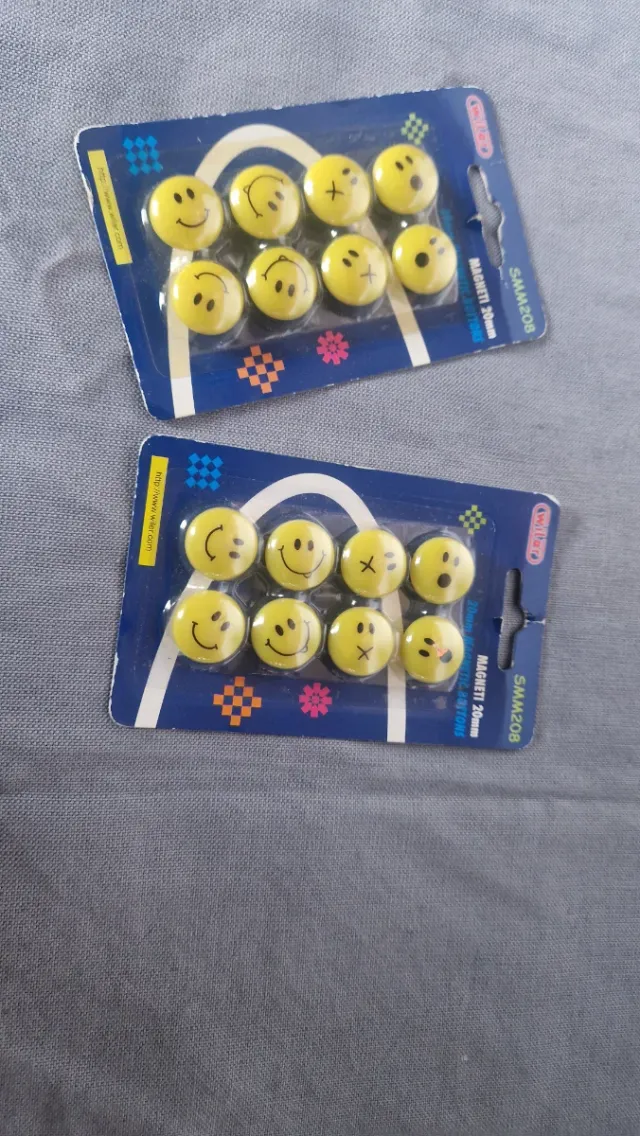 Set 2 conf. 8 bottoni magnetici emoji 20 mm