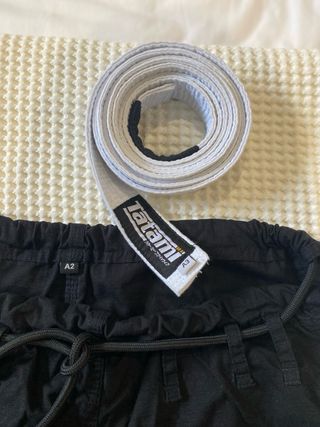 Kimono Jiu-jitsu Negro con cinturón blanco
