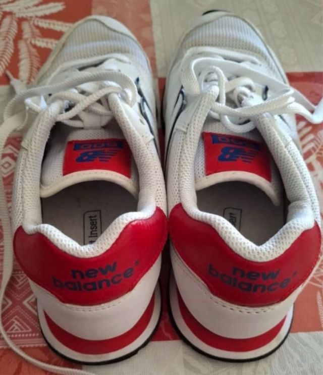 Deportivas New Balance Blancas y Rojas.