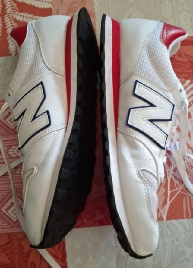 Deportivas New Balance Blancas y Rojas.