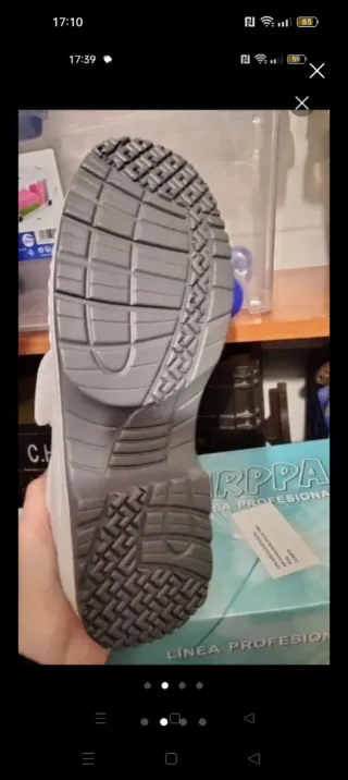 Zapatos de trabajo blancos nuevos