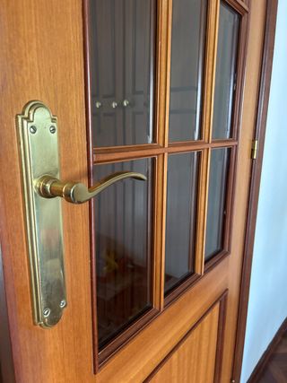 Puerta de salón de madera con cristal, buen estado