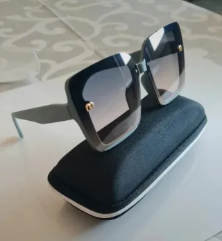 Occhiali da sole donna neri e oro