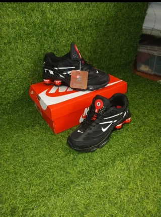 Nike Shox R4 Supreme Negro/Rojo Sin Usar