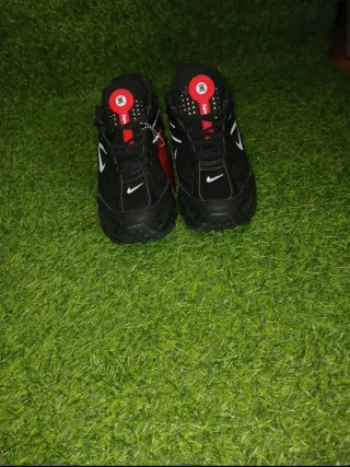 Nike Shox R4 Supreme Negro/Rojo Sin Usar