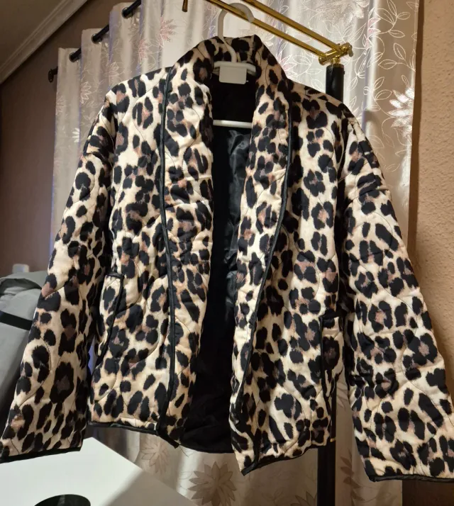 Giubbotto con stampa leopardata
