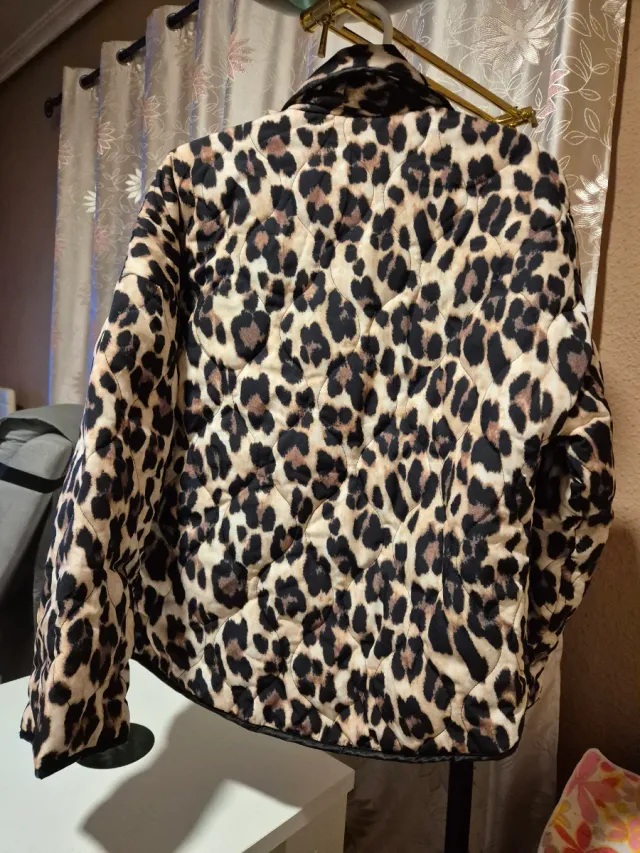 Giubbotto con stampa leopardata