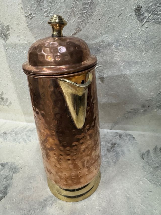 Jarra cobre martillado con base dorada