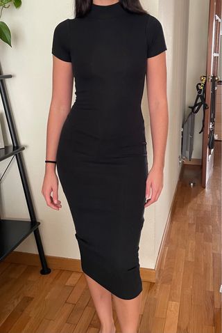 Vestido negro ajustado cuello alto