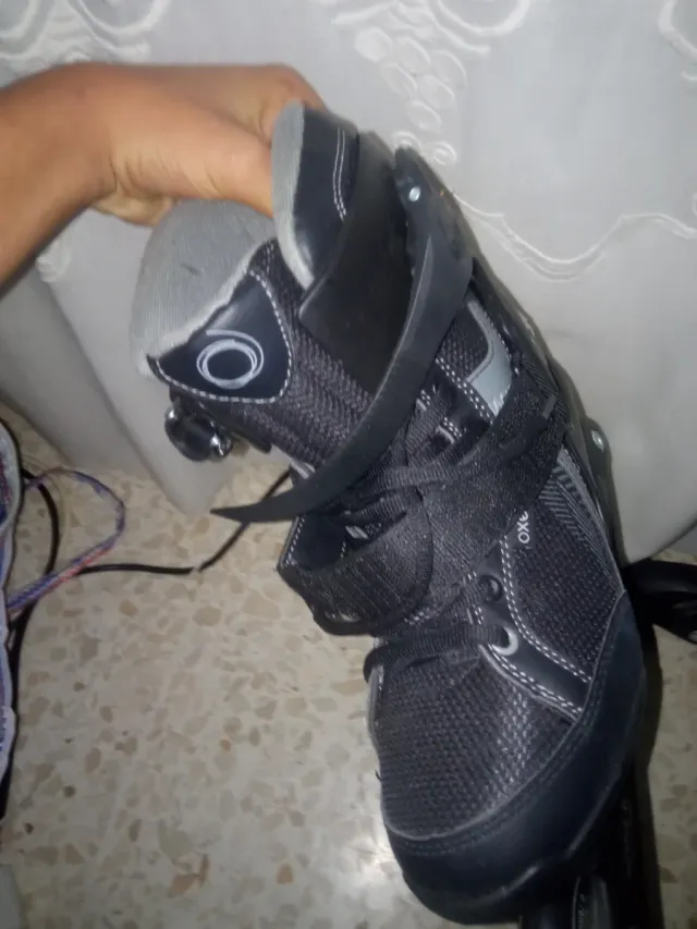 Patines en línea negros marca oxelo talla 40.
