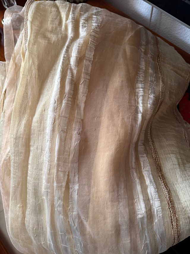 Cortina de tela beige y dorada