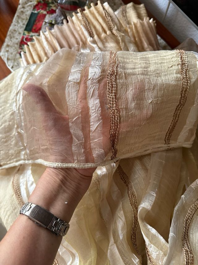 Cortina de tela beige y dorada