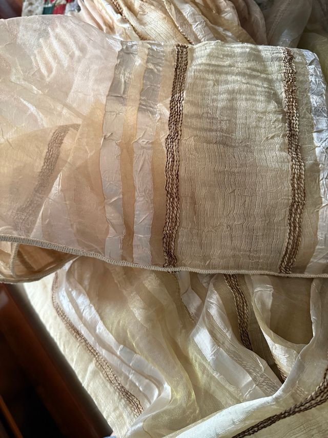 Cortina de tela beige y dorada