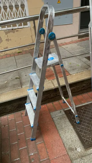 Escalera plegable de aluminio Rolser 4 peldaños