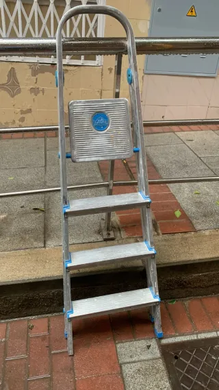 Escalera plegable de aluminio Rolser 4 peldaños