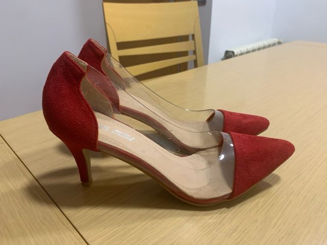 Zapatos de tacón rojos con transparente