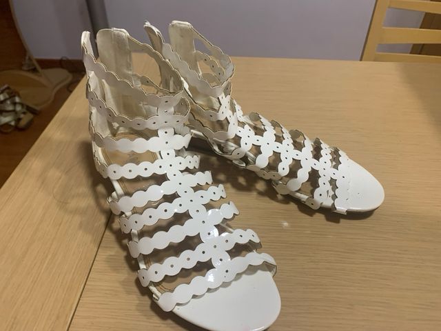 Zapatos de tacón rojos con transparente