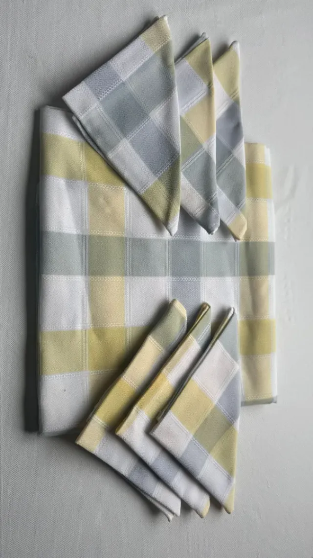 7 Mantelerías y centro mesa hechos y bordados mano