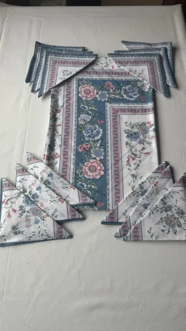 7 Mantelerías y centro mesa hechos y bordados mano