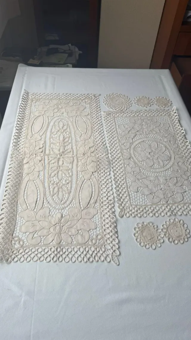 7 Mantelerías y centro mesa hechos y bordados mano