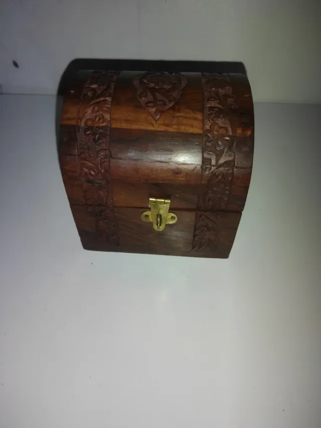 Caja de madera tallada