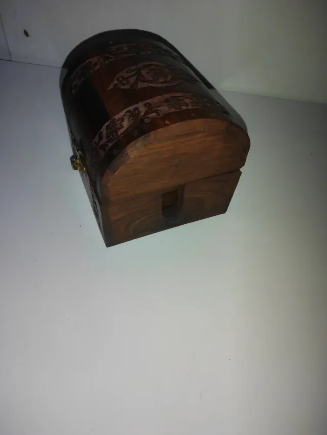 Caja de madera tallada