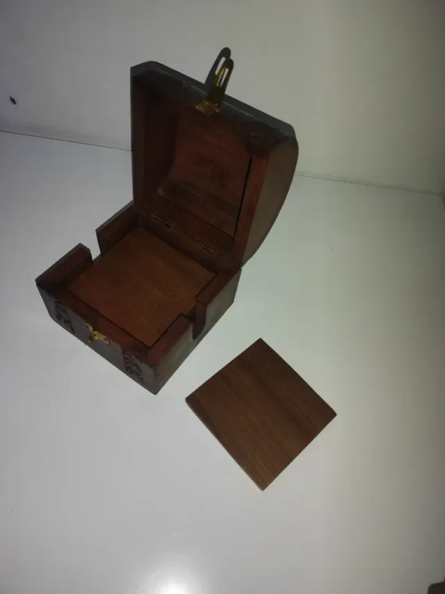 Caja de madera tallada