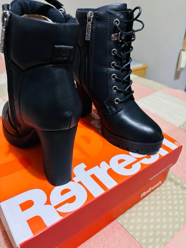 Botines Refresh Negros con Cordones y Cremallera