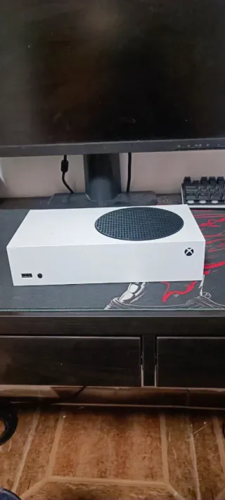 Xbox Series S senza controller con giochi dettagliati