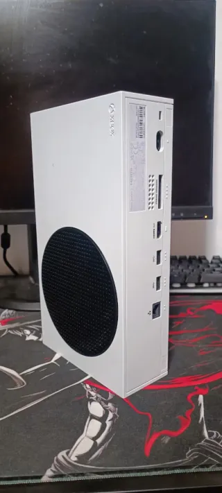 Xbox Series S senza controller con giochi dettagliati