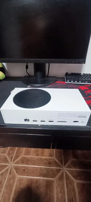 Xbox Series S senza controller con giochi dettagliati