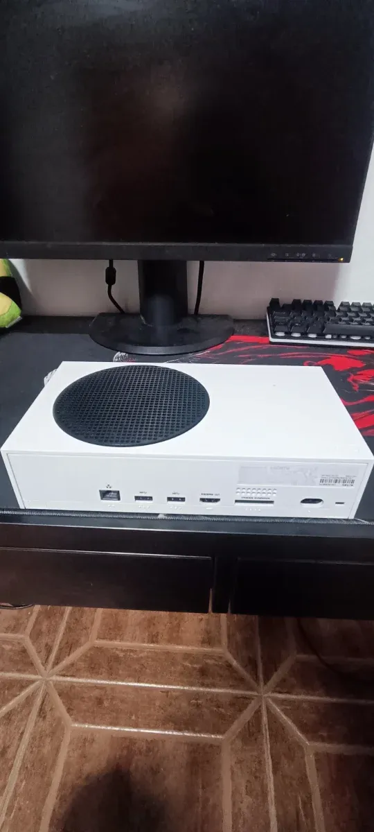 Xbox Series S senza controller con giochi dettagliati